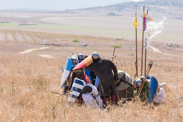 Tiberias, İsrail, 07 Temmuz 2018: Yeniden yapılanma, boynuzları, Hıttin savaşı 1187. Warriors Haçlılar tarafından selahaddin'ın askerleri savaş oklar gelen kalkanlar korunuyor.