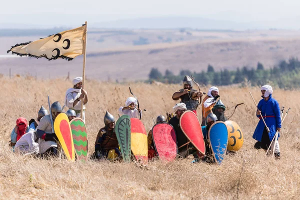 Tiberias, İsrail, 07 Temmuz 2018: Yeniden yapılanma, boynuzları, Hıttin savaşı 1187. Selahaddin'ın savaşçı Haçlılar saldırı savaş püskürtmek için hazırlanıyorlar.