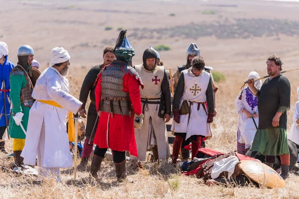 Tiberias, İsrail, 07 Temmuz 2018: Yeniden yapılanma, boynuzları, Hıttin savaşı 1187. Selahaddin Eyyubi ve esir şövalyeler yürütülen Rene de Chatillon vücut üzerinde durmak.