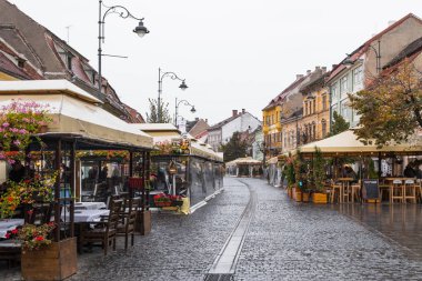 Sibiu, Romanya, 07 Ekim 2017: Street lokanta ve yağmurlu günde Romanya Sibiu şehrinde Nikolay Balcrscu Caddesi'nde