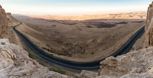 Panoramik dağ cliff batımında Judean desert İsrail üzerinde görünümü