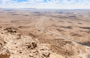 Dağın tepesinden Judean desert İsrail yakınındaki Mitzpe Ramon kasaba için sabahın erken saatlerinde görüntüleyin