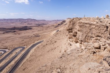 Dağın tepesinden Judean desert İsrail yakınındaki Mitzpe Ramon kasaba için sabahın erken saatlerinde görüntüleyin