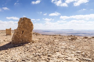 Düzensizce Judean Desert İsrail yakınındaki Mitzpe Ramon şehir içinde taşlar bir parkta duran büyük taş bloklar