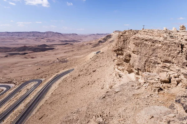 从山顶上看 清晨到以色列 Mitzpe 雷蒙镇附近的犹太沙漠 — 图库照片