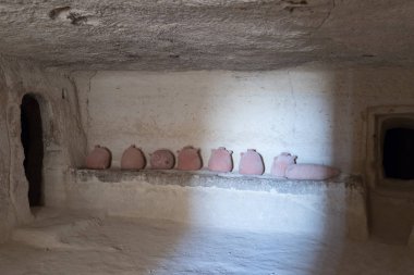 Deponun bir mağarada Nabataean şehir Avdat, Israil'deki Judean desert tütsü yolu üzerinde bulunan yakınındaki dağ oyulmuş. Unesco Dünya Mirası listesinde bulunan.