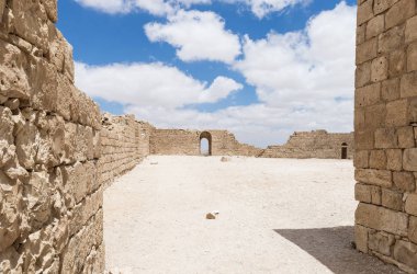 Nabataean şehir Avdat, Israil'deki Judean desert tütsü yolu üzerinde bulunan merkez kale avlusu. Unesco Dünya Mirası listesinde bulunan.
