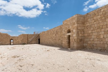 Nabataean şehir Avdat, Israil'deki Judean desert tütsü yolu üzerinde bulunan merkez kale avlusu. Unesco Dünya Mirası listesinde bulunan.