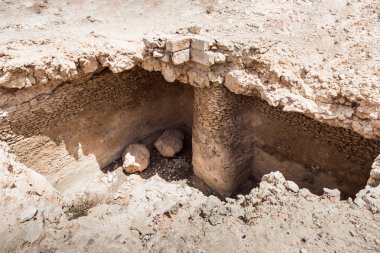Avlunun toprağa ve yeraltı koridorda Nabataean şehir Avdat, Israil'deki Judean desert tütsü yolu üzerinde yer alan kale hatası.
