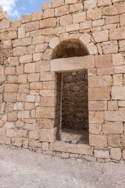 Yan çıkış Nabataean şehir Avdat, Israil'deki Judean desert tütsü yolu üzerinde yer alan kale duvarında. Unesco Dünya Mirası listesinde bulunan.