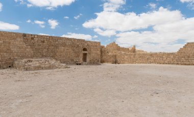 Nabataean şehir Avdat, Israil'deki Judean desert tütsü yolu üzerinde bulunan merkez kale avlusu. Unesco Dünya Mirası listesinde bulunan.