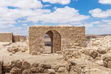 Yan çıkış Nabataean şehir Avdat, Israil'deki Judean desert tütsü yolu üzerinde yer alan kale duvarında. Unesco Dünya Mirası listesinde bulunan.