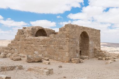 Yan çıkış Nabataean şehir Avdat, Israil'deki Judean desert tütsü yolu üzerinde yer alan kale duvarında. Unesco Dünya Mirası listesinde bulunan.