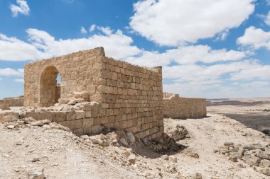 Yan çıkış Nabataean şehir Avdat, Israil'deki Judean desert tütsü yolu üzerinde yer alan kale duvarında. Unesco Dünya Mirası listesinde bulunan.