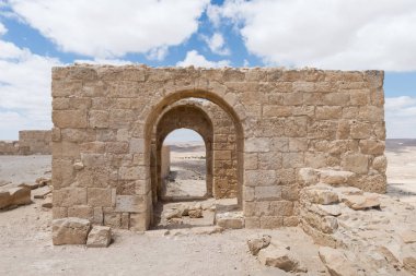 Yan çıkış Nabataean şehir Avdat, Israil'deki Judean desert tütsü yolu üzerinde yer alan kale duvarında. Unesco Dünya Mirası listesinde bulunan.