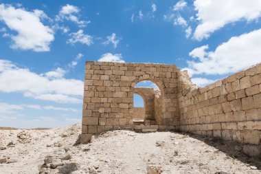 Yan çıkış Nabataean şehir Avdat, Israil'deki Judean desert tütsü yolu üzerinde yer alan kale duvarında. Unesco Dünya Mirası listesinde bulunan.