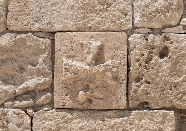 イスラエルの砂漠の香の道沿いアヴダットのナバテア人都市の礼拝堂の壁に石造りの十字します ユネスコの世界遺産リストに含まれています — ストック写真