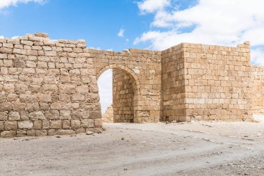 Orta kapıyı Nabataean şehir Avdat, Israil'deki Judean desert tütsü yolu üzerinde yer alan kale duvarında. Unesco Dünya Mirası listesinde bulunan.