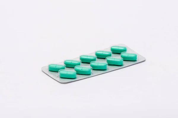 Pacote Selado Completo Com Pílulas Retangulares Verdes Está Fundo Branco — Fotografia de Stock