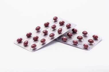 Hapları yalan beyaz bir arka plan üzerine iki tam kapalı paketleri ile kahverengi oval şekilli