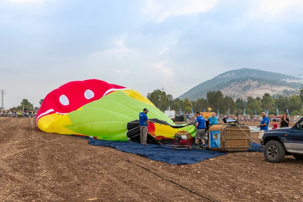 Afula Israel August 2018 Maintenance Team Inflates Hot Air Balloon — Stock Photo, Image