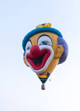 Afula, İsrail, 3 Ağustos, 2018: gökyüzü sıcak hava balonuna bir palyaçonun başında sıcak hava balon Festivali şeklinde