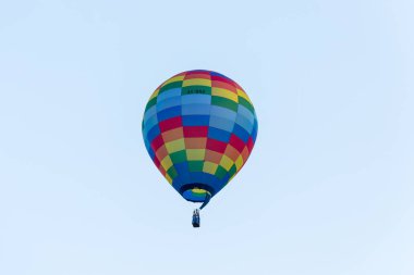 Afula, İsrail, 3 Ağustos, 2018: gök renkli damalı sıcak hava balonu sıcak hava balon Festivali