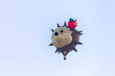 Afula, İsrail, 3 Ağustos, 2018: gökyüzü sıcak hava balonuna bir kirpi sıcak hava balon Festivali şeklinde