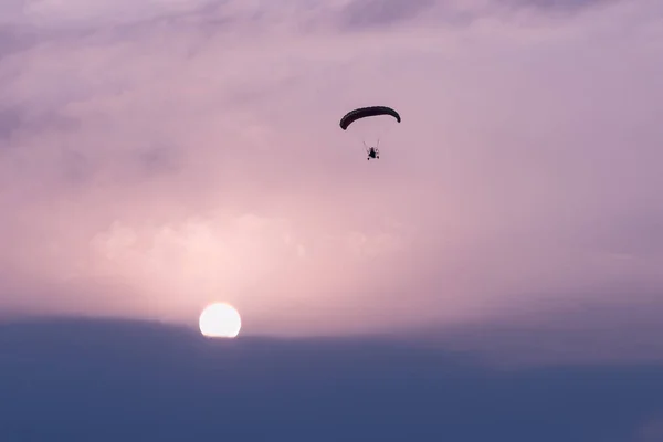 Silhouette Pilota Che Vola All Alba Paracadute Motorizzato Festival Mongolfiere — Foto Stock