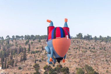 Afula, İsrail, 3 Ağustos, 2018: sıcak hava balonu fare şeklinde uçar kadar yerden sıcak hava balon festivalindeyiz