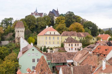 Sighisoara, Romanya, 08 Ekim 2017: Eski şehrin Saat Kulesi manzara. Romanya'da Sighisoara şehir