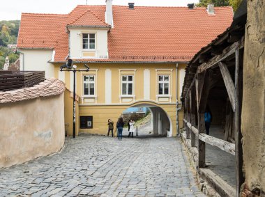 Sighisoara, Romanya, 08 Ekim 2017: Turnului sokak Sighisoara City Romanya eski şehir girişinde yol açmaktadır