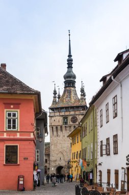 Sighisoara, Romanya, 08 Ekim 2017: Eski şehrin Kalesi kale meydanında turist yürümek. Romanya'da Sighisoara şehir