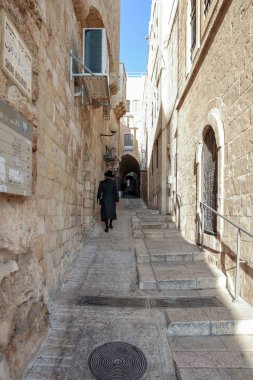 Kudüs, İsrail, 18 Ağustos 2018: Kudüs'ün sessiz sokakları. Sokak parlıyordu Halakhot Yahudi Mahallesi eski şehir Kudüs'ün ' batı duvarının yakınında