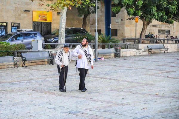 Jerusalén Israel Agosto 2018 Joven Judío Dirige Anciano Judío Bajo — Foto de Stock