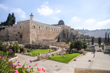 Kudüs, İsrail, 18 Ağustos 2018: Sabah erken görünümünü Mescid-i Aksa, El-Ghawanima Kulesi ve kazı eski şehir Kudüs İsrail'in batı duvarının yakınında