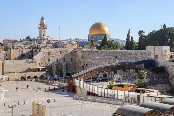 Kudüs, İsrail, 18 Ağustos 2018: Sabah erken görünümünü Western Wall, Temple Mount ve eski şehir Kudüs İsrail'in El-Ghawanima kulesi önünde kare