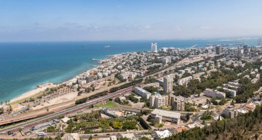Haifa, İsrail, 25 Ağustos 2018: Panoramik şehir ve Hayfa bay dan Mount Carmel alanında Stella Maris Manastırı