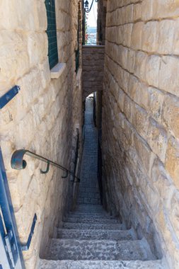 Safed, İsrail, 08 Eylül 2018: Safed eski şehir Yahudi mahallesinde sabahın erken saatlerinde sakin bir sokakta