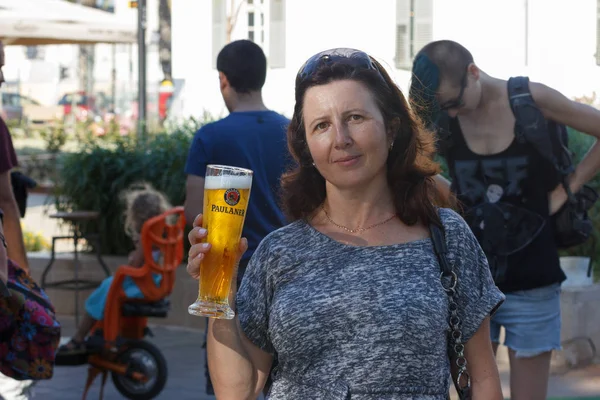 Tel Aviv Israel September 2016 Beer Festival Visitor Poses Glass — Stock Photo, Image