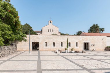 Tiberias, İsrail, 10 Eylül 2018: Tabgha - ekmek ve balık, Celile Denizi - Kinneret kıyısında yer alan Katolik Kilisesi çarpma cephe