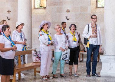 Tiberias, İsrail, 10 Eylül 2018: Cemaat Tabgha - ekmek ve balık Celile Denizi - Kinneret kıyısında yer alan Katolik Kilisesi çarpma içinde Mezmurlar şarkı