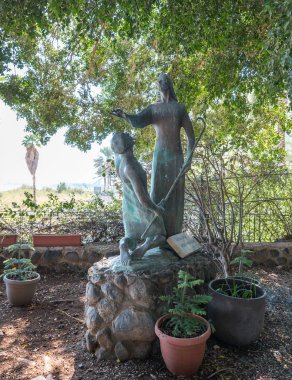 Tiberias, İsrail, 10 Eylül 2018: Öncelik of Saint Celile Denizi - Kinneret kıyısında yer alan Peter Kilisesi avlusunda bir bronz heykel ayakta