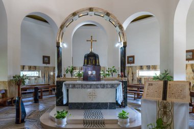 Tiberias, İsrail, 10 Eylül 2018: Celile Denizi - Kinneret kıyısında dağda bulunan Heronimos manastırdaki merkezi sunak