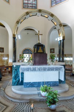Tiberias, İsrail, 10 Eylül 2018: Celile Denizi - Kinneret kıyısında dağda bulunan Heronimos manastırdaki merkezi sunak