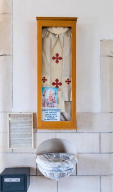 Tiberias, İsrail, 10 Eylül 2018: Duvarda asılı Papa Joan Paul II Manastırı tarafından bağışlanan bir eşarp Celile Denizi - Kinneret kıyısında Dağı'nda yer alan