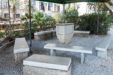 Tiberias, İsrail, 10 Eylül 2018: Altar Heronimos Celile Denizi - Kinneret kıyısında dağda bulunan manastır avlusunda