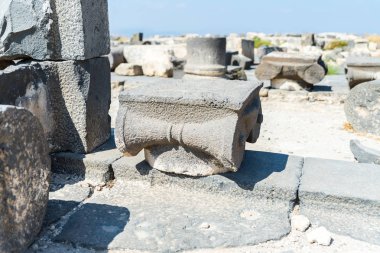 Celile Denizi - Kineret, İsrail Golan Tepeleri üzerinde Yunan - Roma kentinin M.ö. 3 - 8 yy Hippus - Susita kalıntıları sütununda kalıntıları yakın: