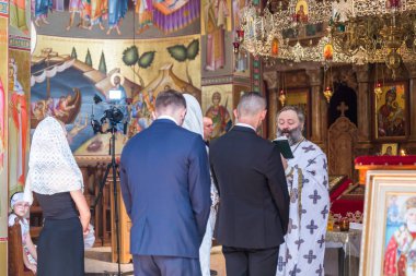 Tiberias, İsrail, 22 Eylül 2018: Bir rahip Yunan Ortodoks Manastırı (Cafarnaum Capernaum twelve Apostles Ortodoks geleneğinde düzenlenen düğün töreninde bir dua okur)