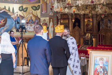 Tiberias, İsrail, 22 Eylül 2018: Bir rahip Yunan Ortodoks Manastırı (Cafarnaum Capernaum twelve Apostles Ortodoks geleneğinde düzenlenen düğün töreninde bir dua okur)